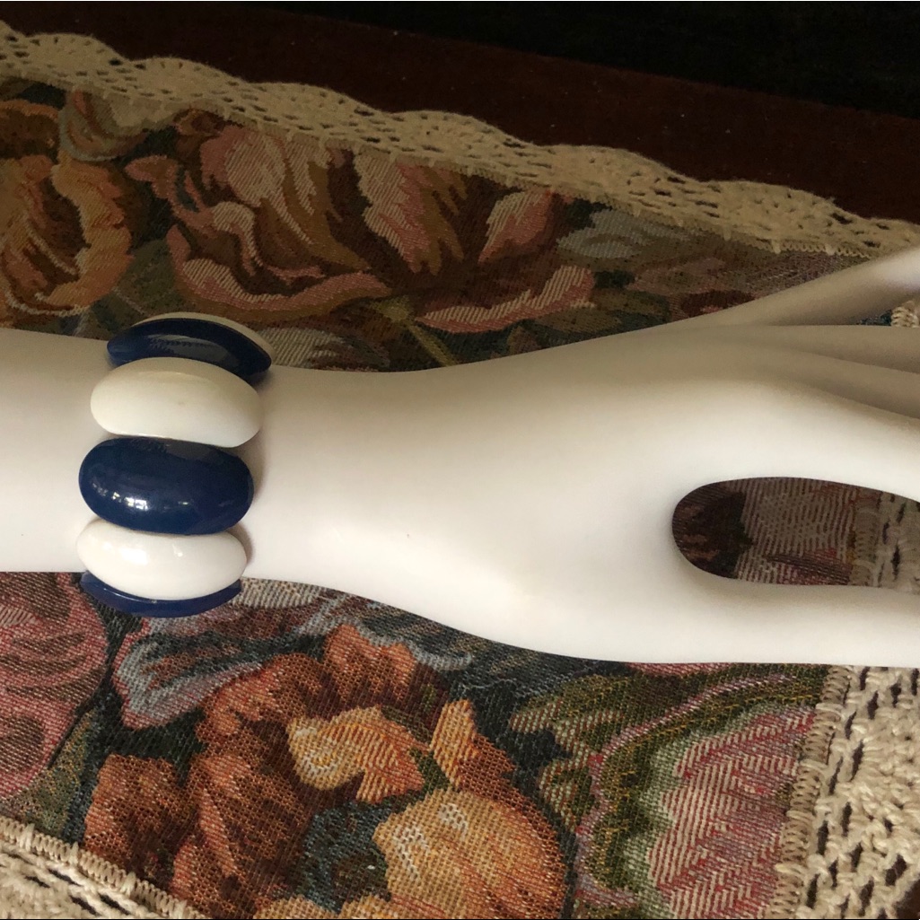 Handcrafted Stretch Lg Bead Bracelet 10$